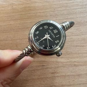 Geneva ladies silver tone cuff bracelet fashion Watch NEW BATTERY